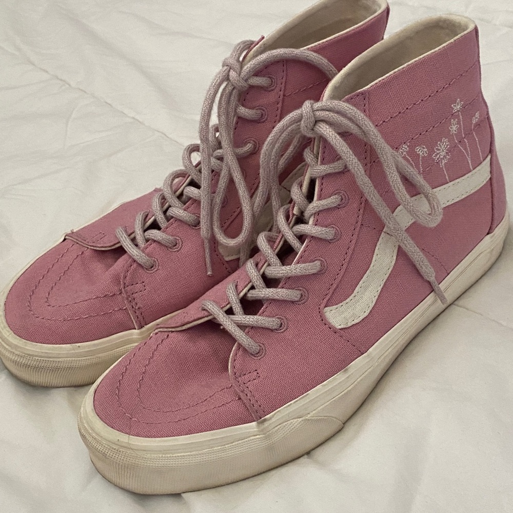Pink Embroidered Sk8-hi Tapered Vans Men’s size 9.0 Women’s size 10.5